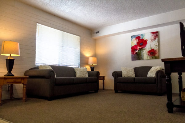 6-Person-Livingroom-002